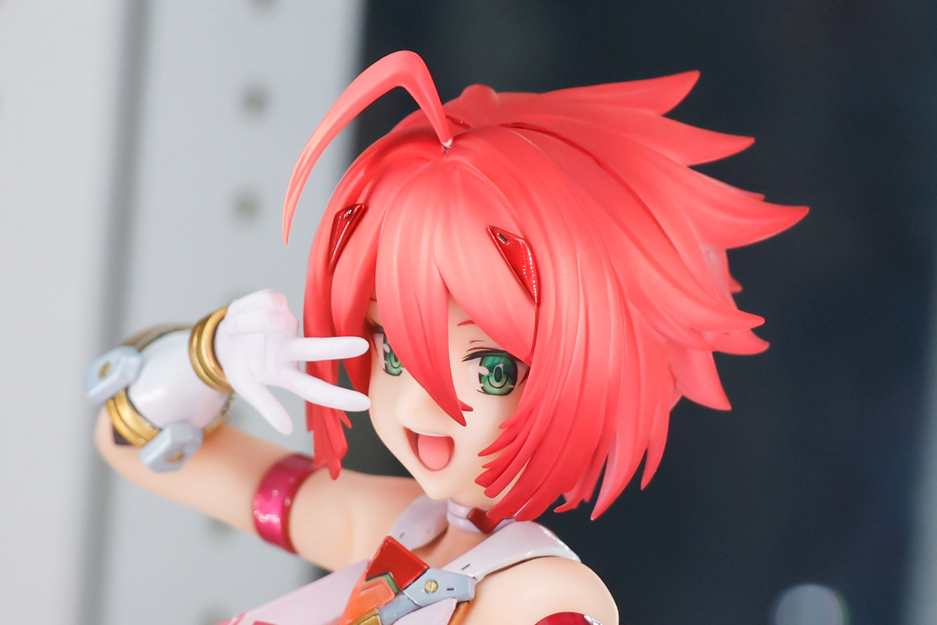 手でポーズをとっている