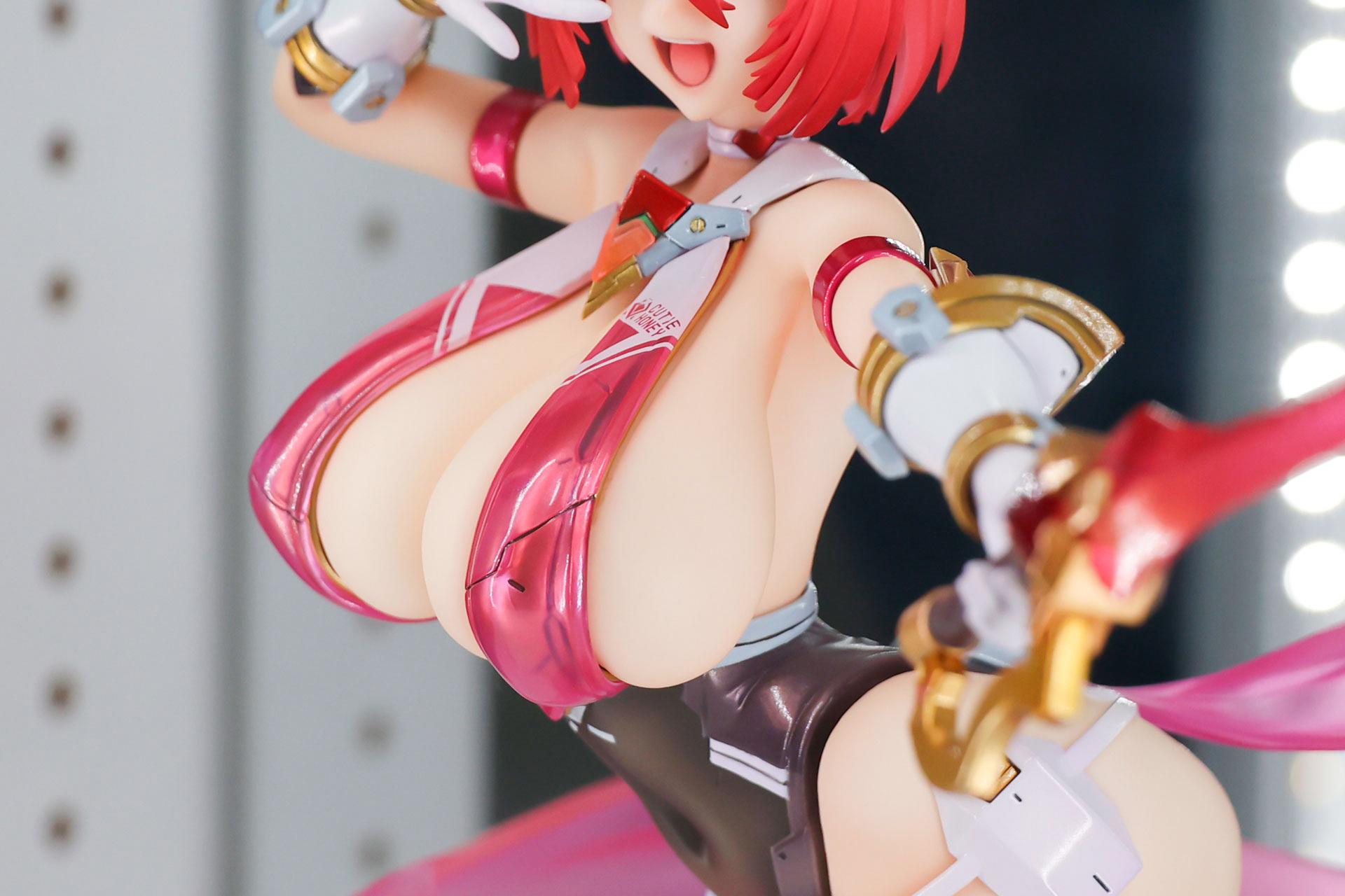 衣装のテカった素材感も素晴らしい