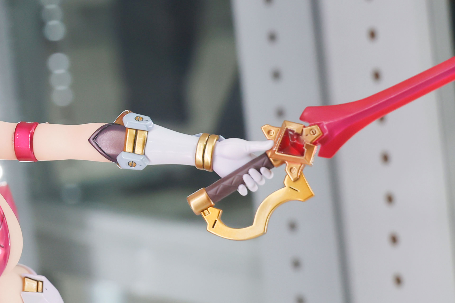 手には剣を握り締めている