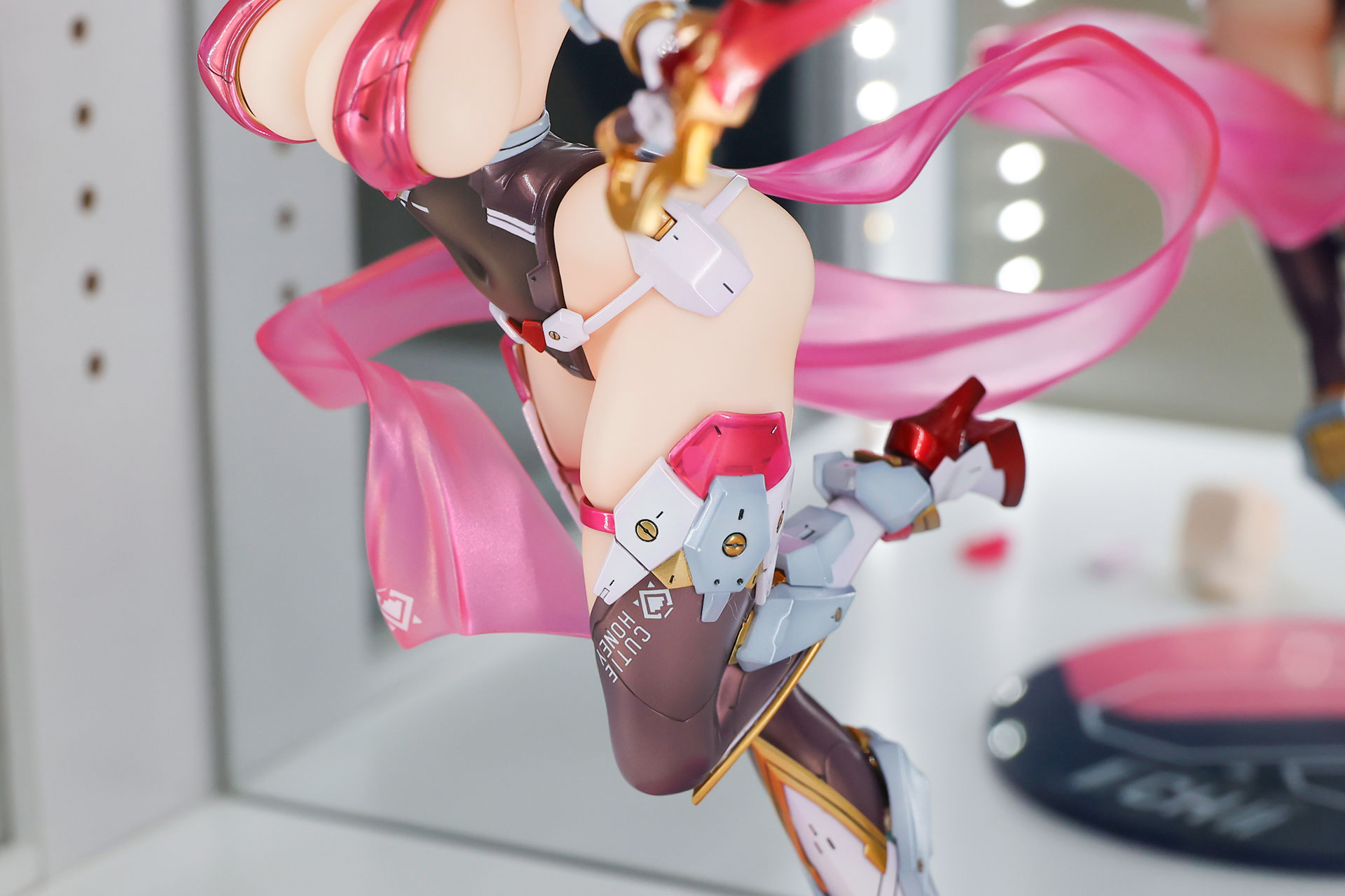 太もものパーツ類はサイバーなデザインだ