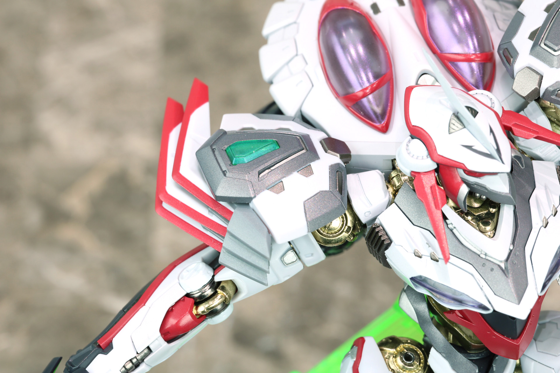 「METAL BUILD ニルヴァーシュ type ZERO RS」ではブーメランが各3枚ずつ肩アーマーにマウント