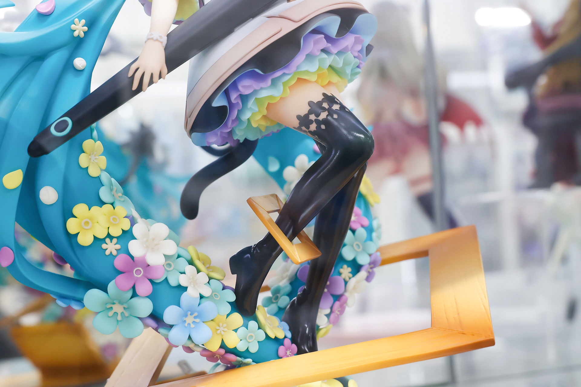 足にも木製のフレームが付けられている