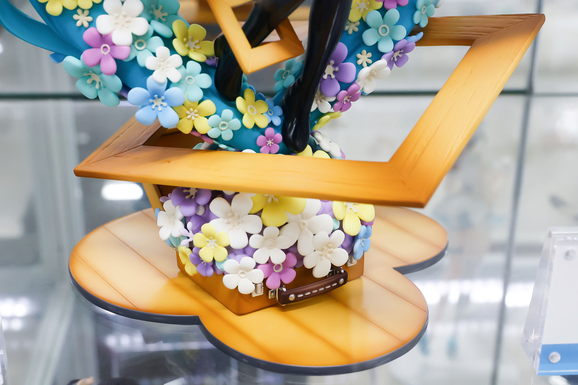 スーツケースから花が飛び出している