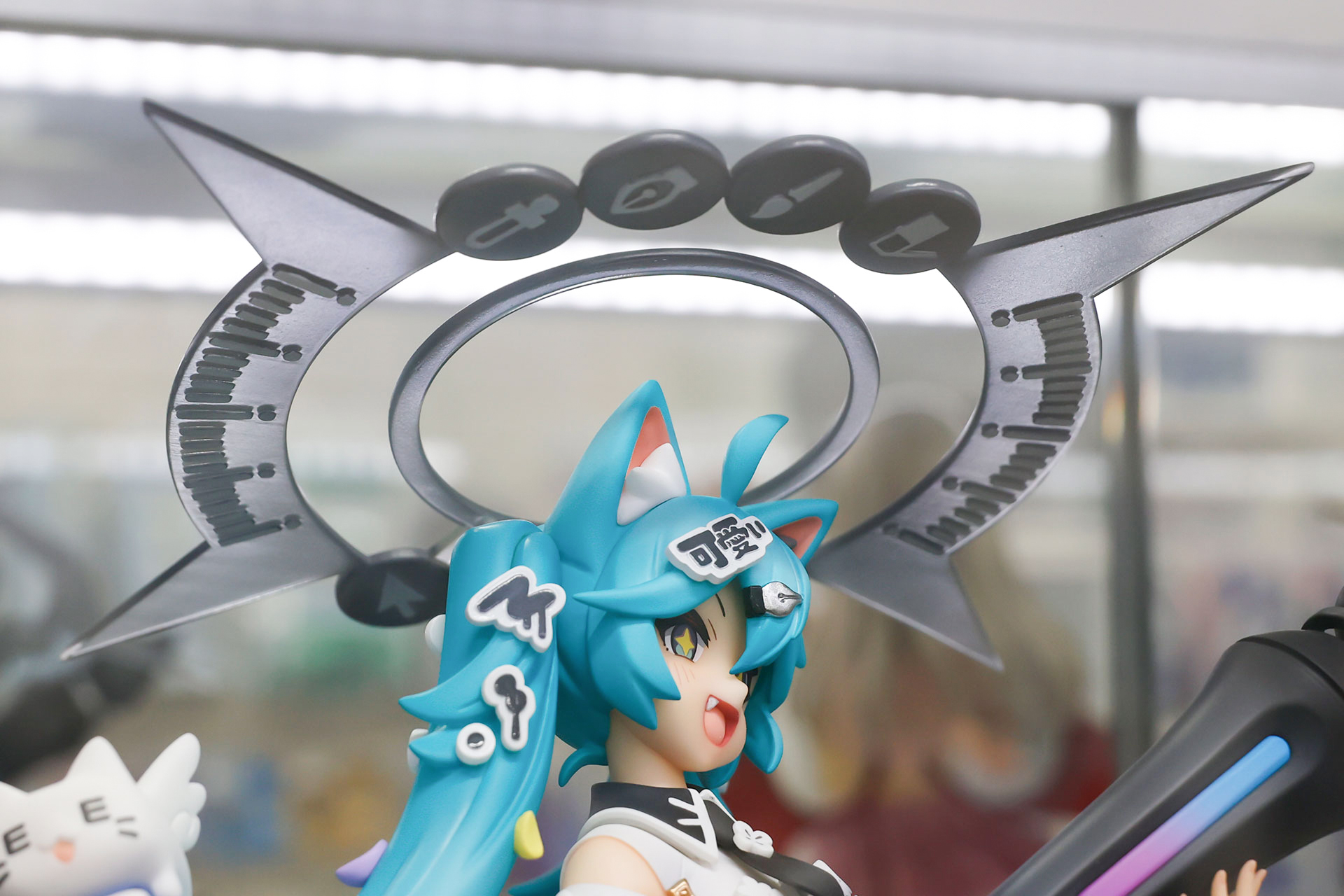 頭の上に天使の輪が浮かんでいる