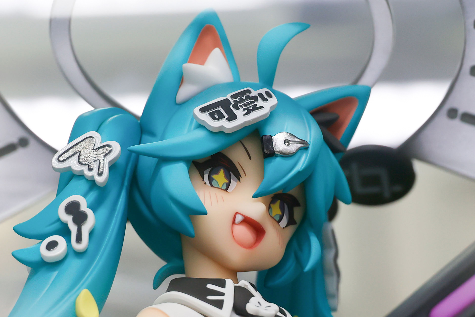 髪には色々なアクセサリーが付けられている