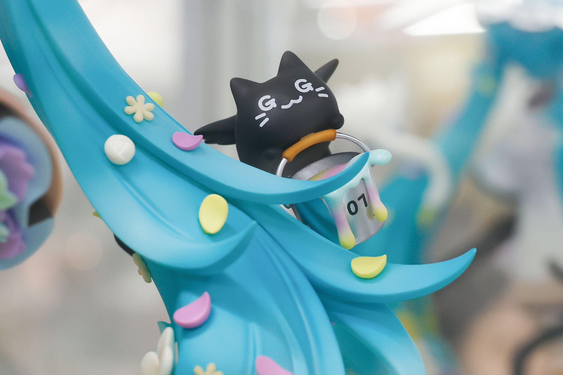 ペンキを抱えた黒猫の目は「G」だ