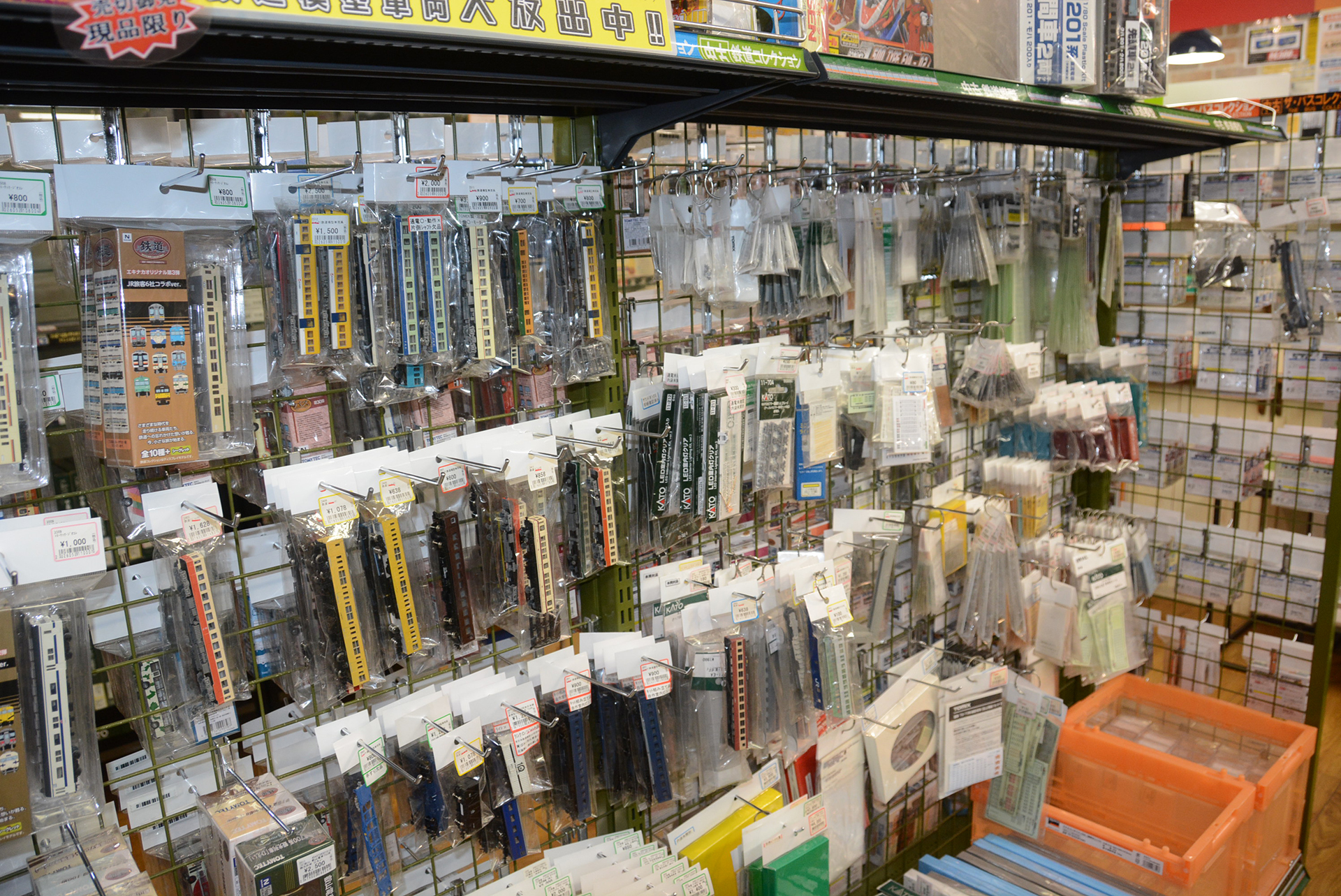 パッケージのない商品も陳列。リペイントなどをする人も