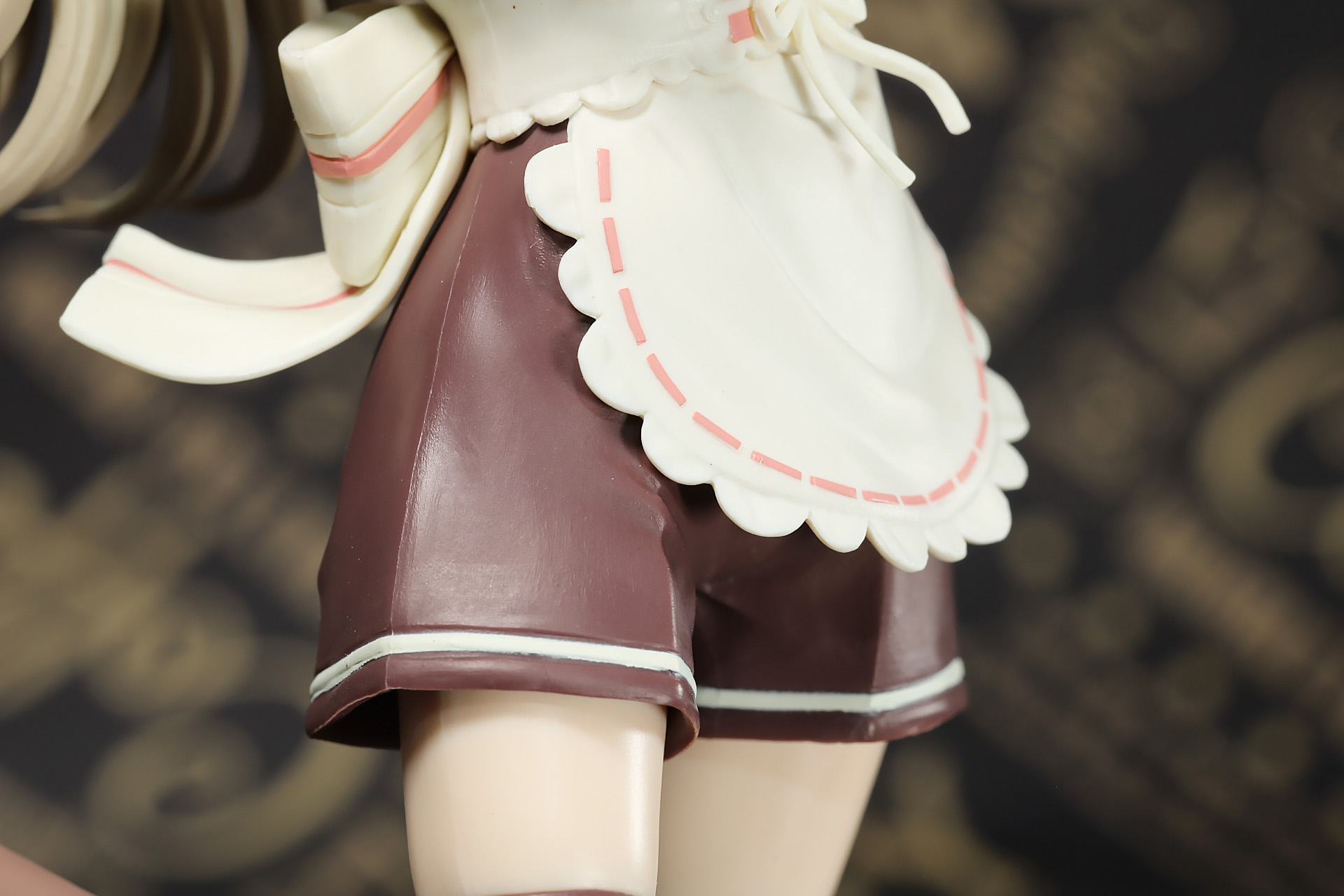 エプロンはしわの造形によって立体感あるものに