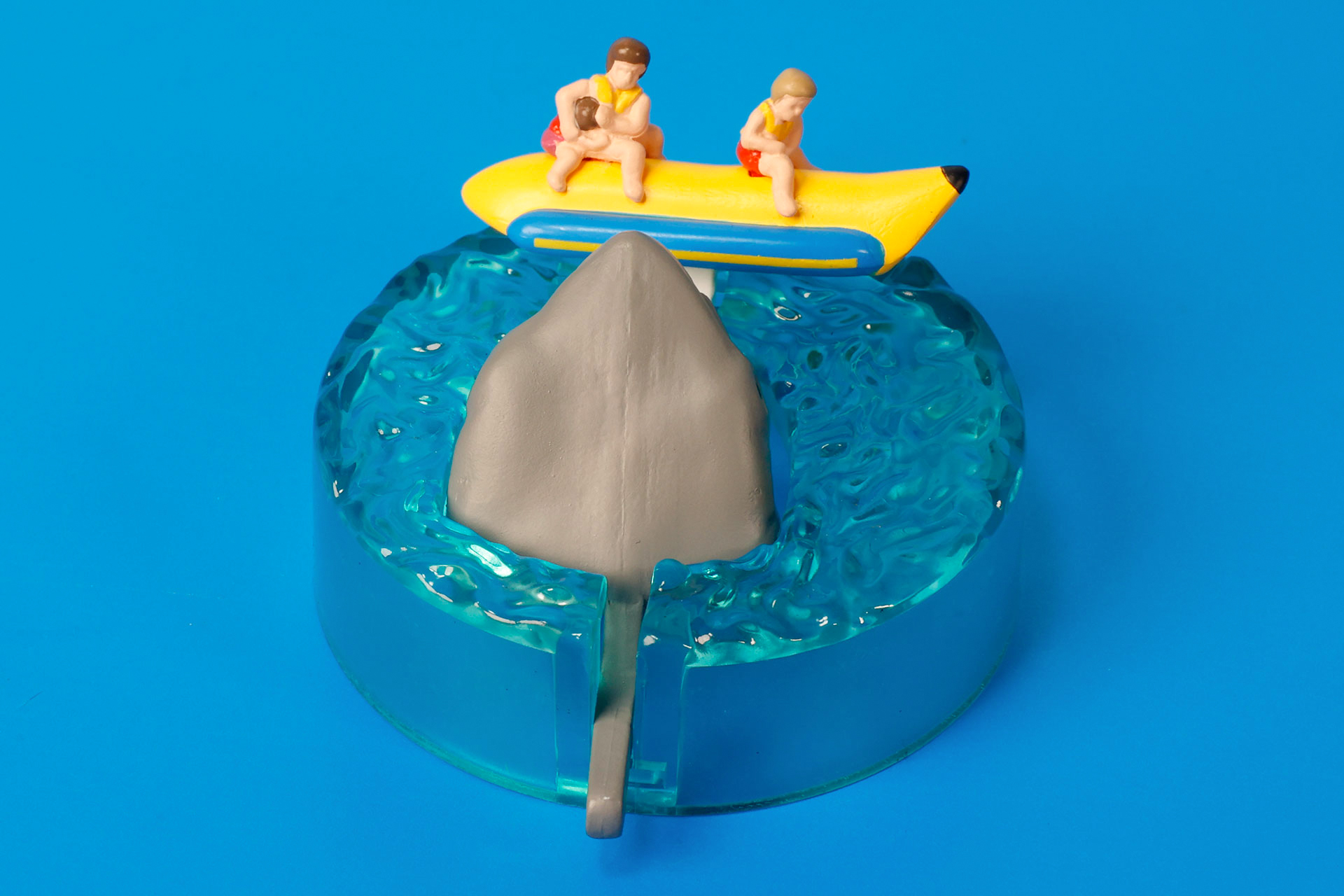 海の部分はクリアパーツで透明感のある見た目に仕上げられている