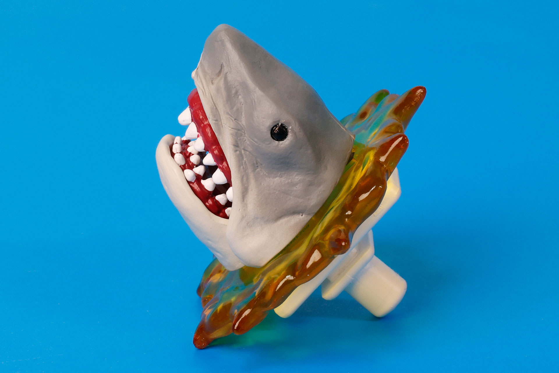 サメの顔はリアルに作り込まれている