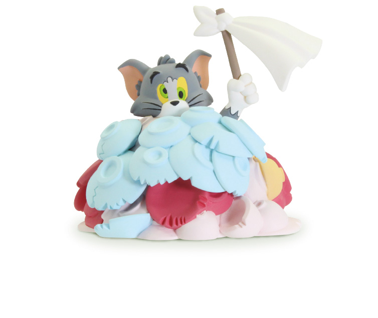 「落ちてきた食器にまみれるトム」