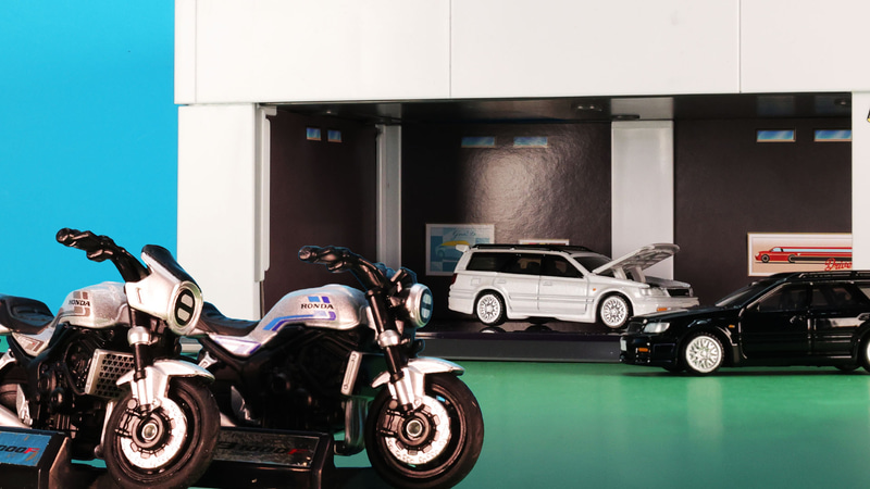 左前：No.64 ホンダ CB1000F／右奥：50 日産 ステージア
