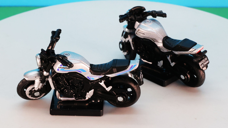 通常仕様はカウルのないネイキッドとしてバイクらしさを強調します