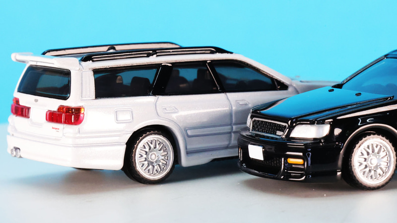 前後のホイールも実車のそれを再現、細かなディテールはトミカプレミアムでの見所の一つです