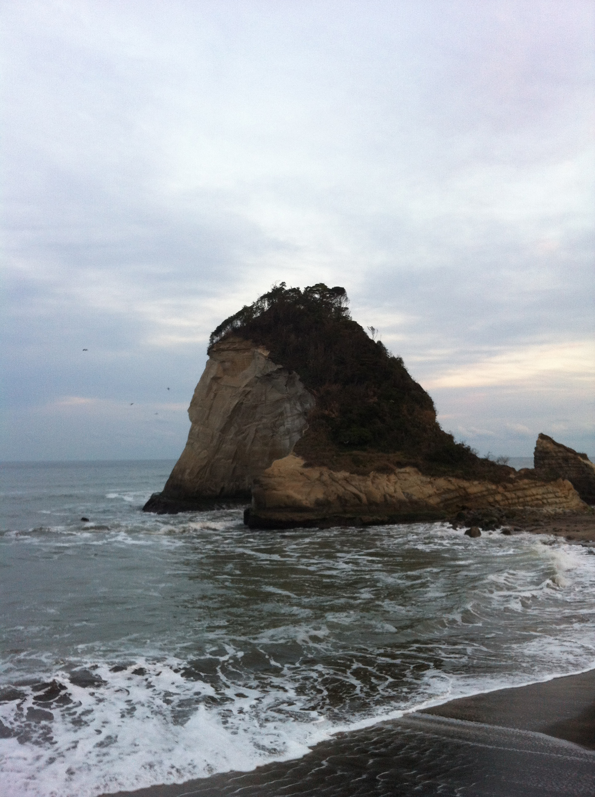 津々ヶ浦の夫婦岩が見れる場所は地元では知られた名所だ。周囲には別荘も多い。この写真は2012年に撮影した筆者が持っている夫婦岩の一番古い姿だ