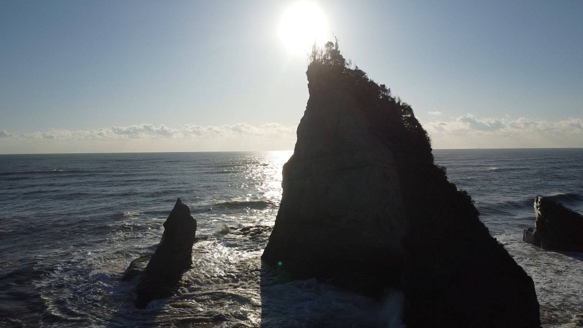 黒く映し出される島。岸から離陸し近づいていく