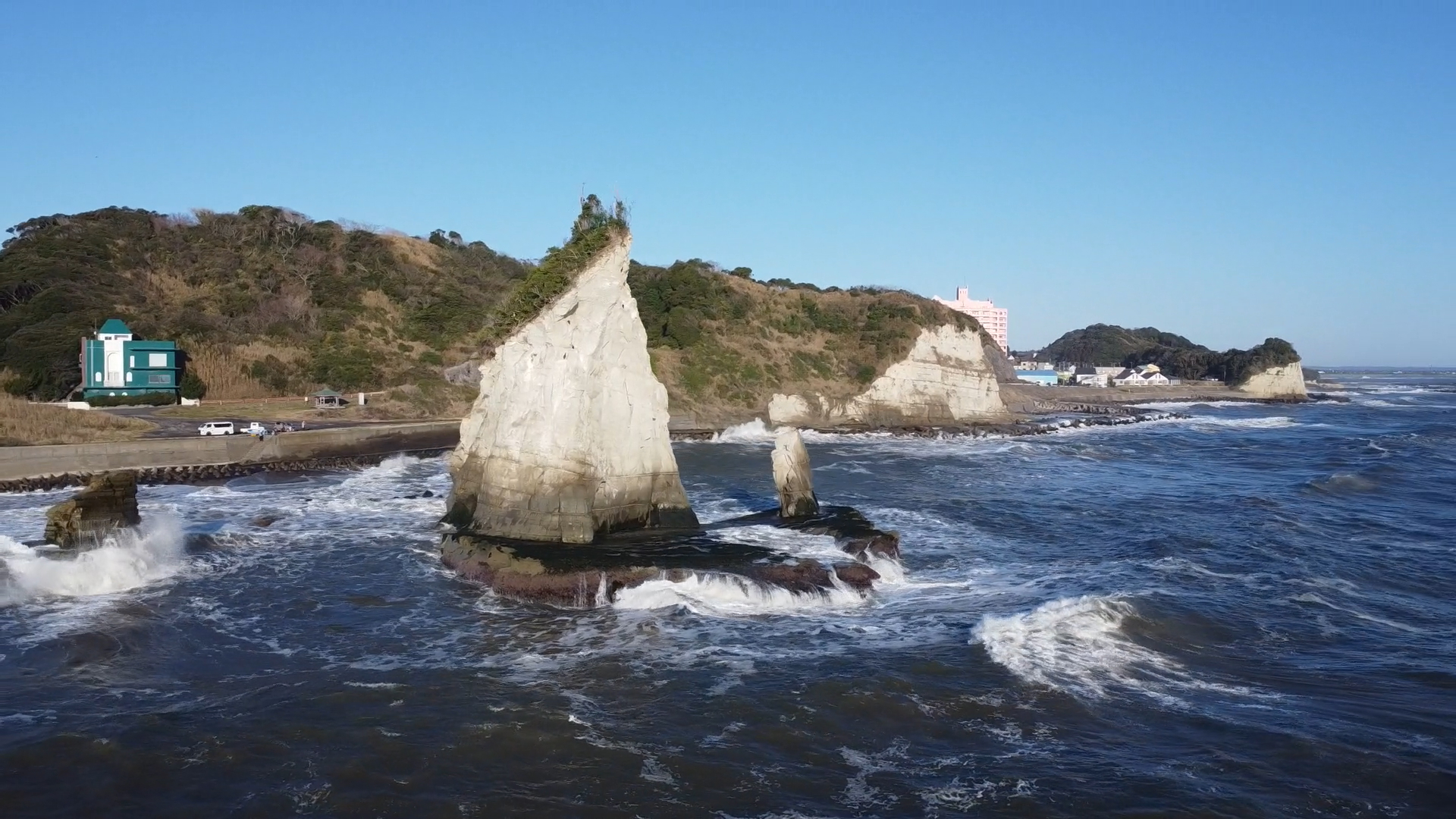 島を北側に捉える。北には九十九里浜が広がっているが、崖に隠れる形になる。