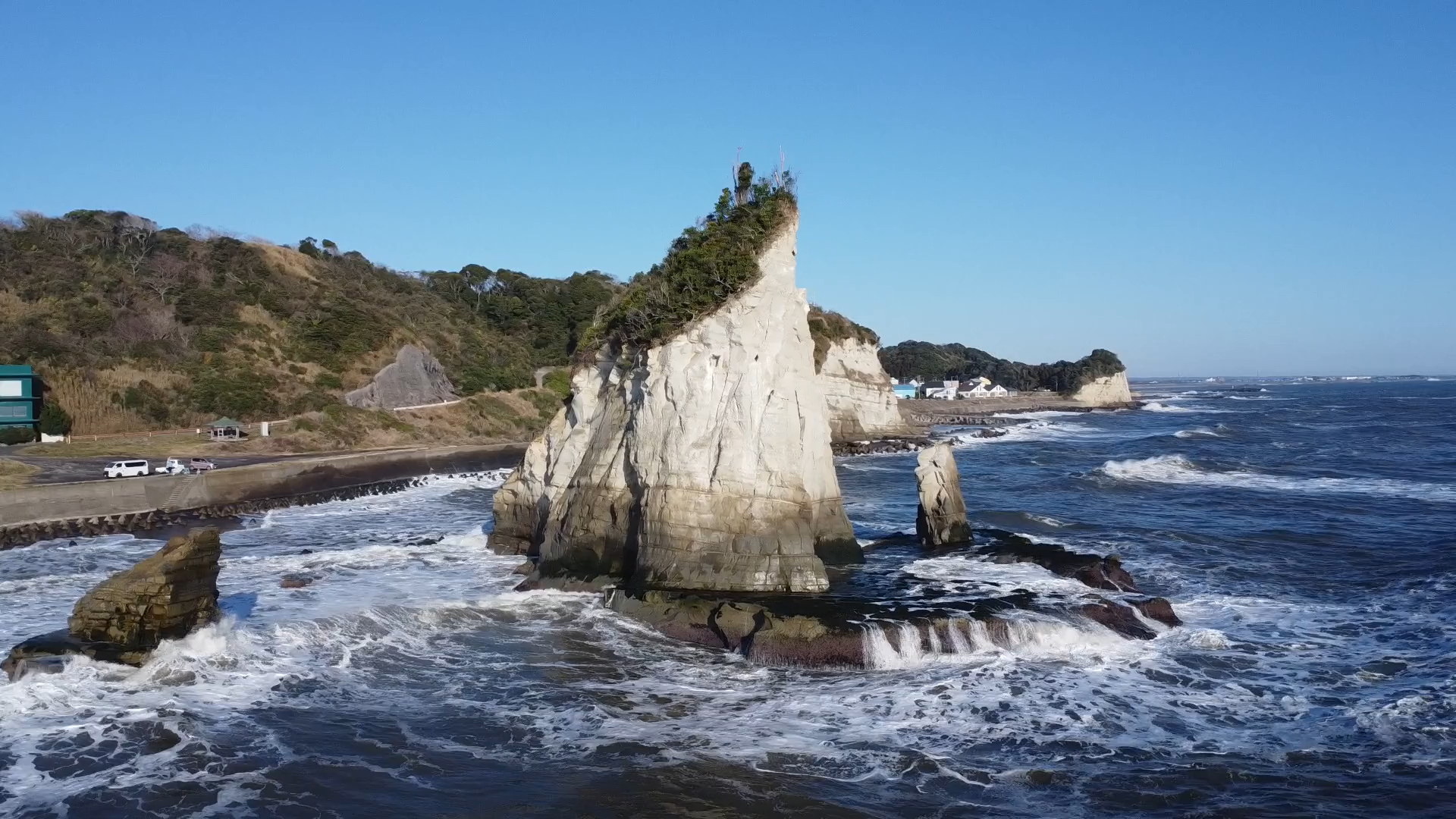 島の南側から引いた視点で。この視点だと島の基部が見え、かなりの部分が崩落し消失しているのがわかる。この前の地震だけでなく、長年波に削られどんどん小さくなっているのが改めてわかる