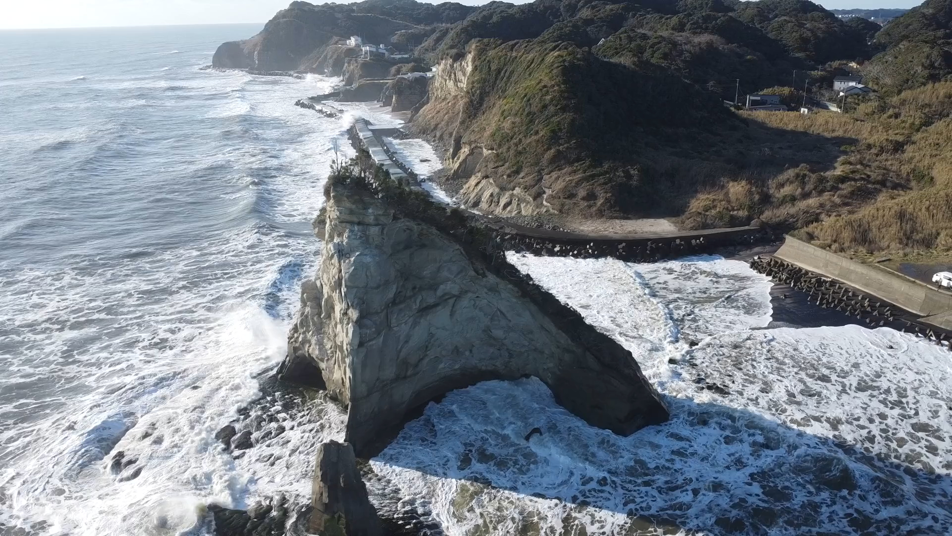 カメラの角度を動かし、島を見下ろすアングルへ。視点を変えると印象が変わる