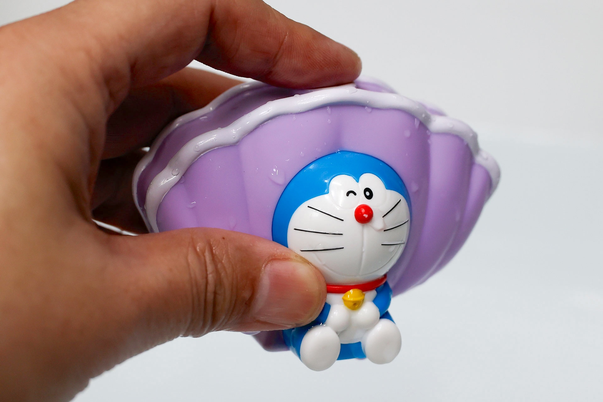 上部の穴を指で押さえて出す