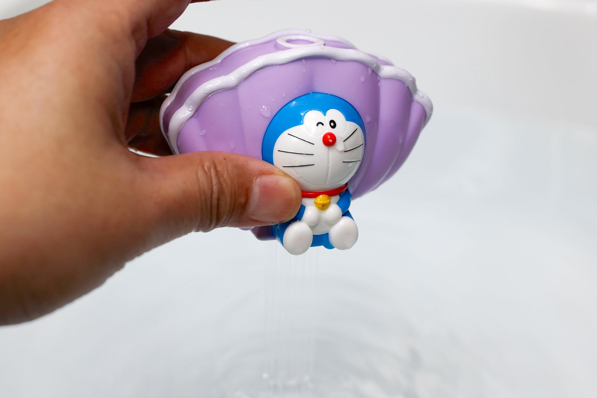 指を離すと水が流れ出す