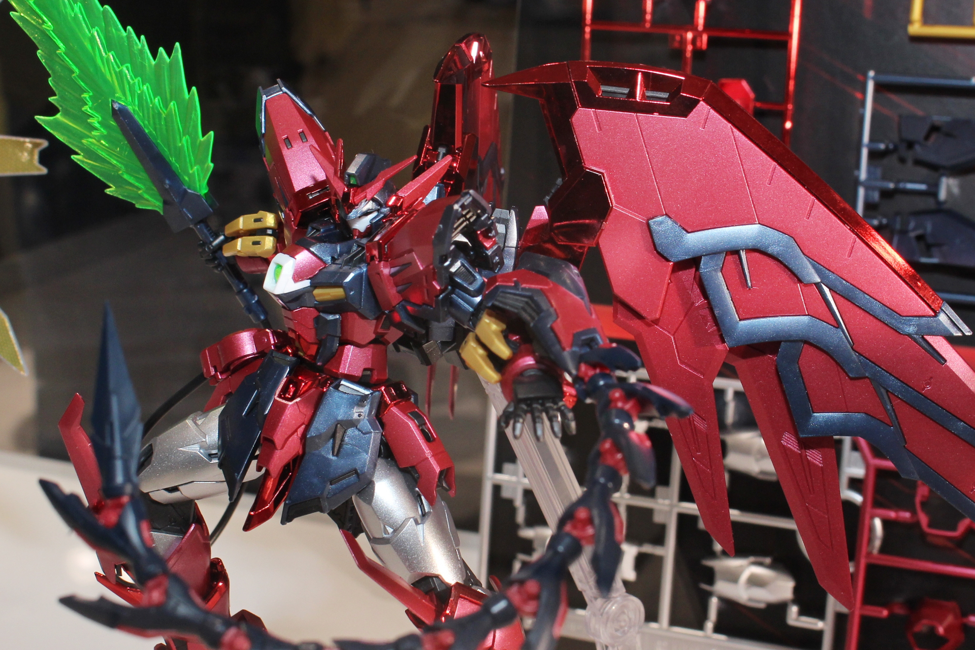 「RG 1/144 ガンダムエピオン」の主なパーツにメッキ加工を施したアイテムだ