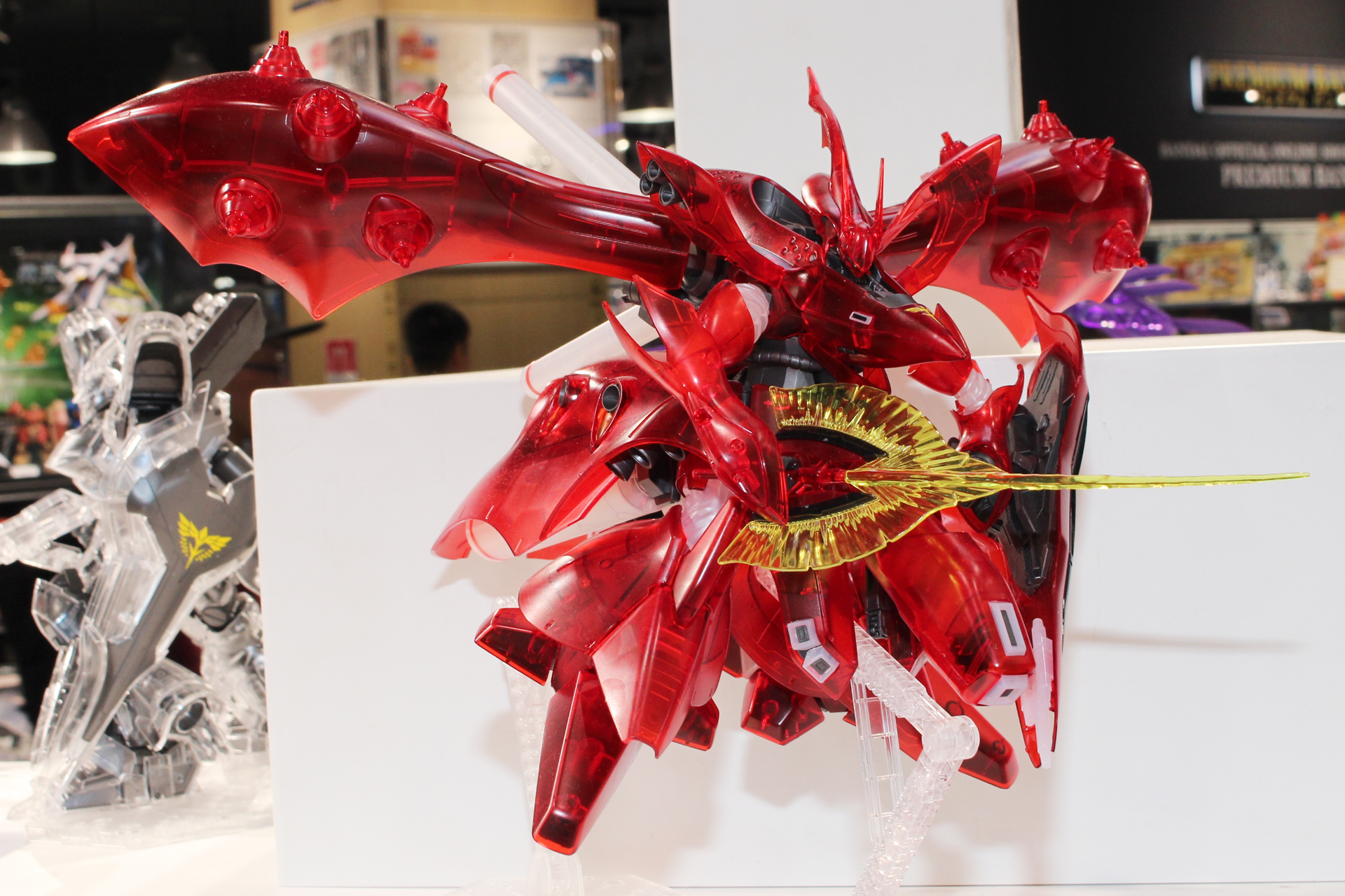 「HG 1/144 MSN-04II ナイチンゲール [クリアカラー]」。2025年8月8日発売。価格は8,800円。ガンダムベース販売商品