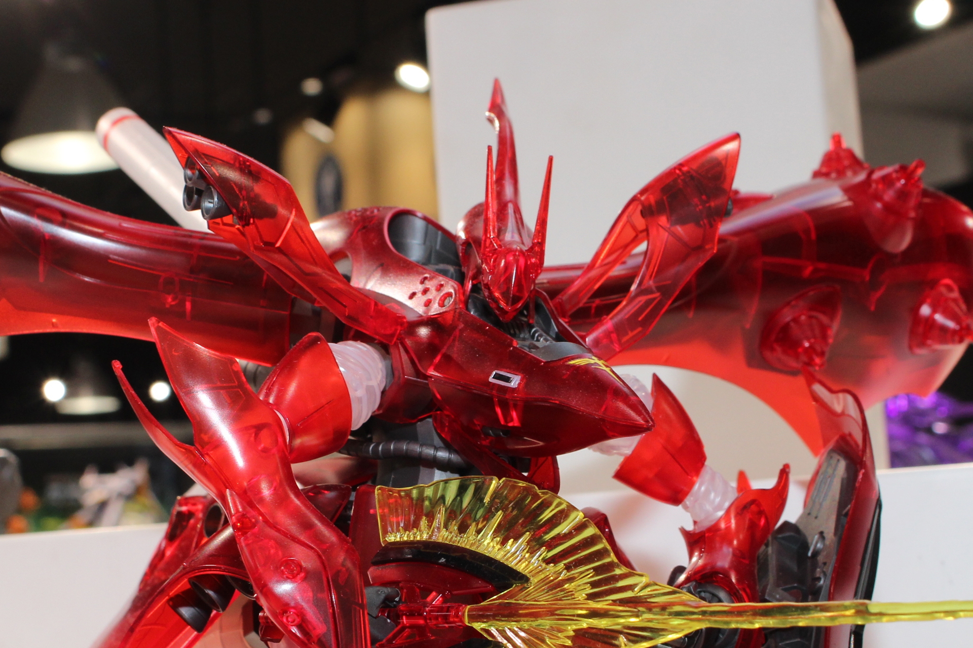 「HGUC 1/144 ナイチンゲール」をクリアパーツで成形した限定アイテムだ