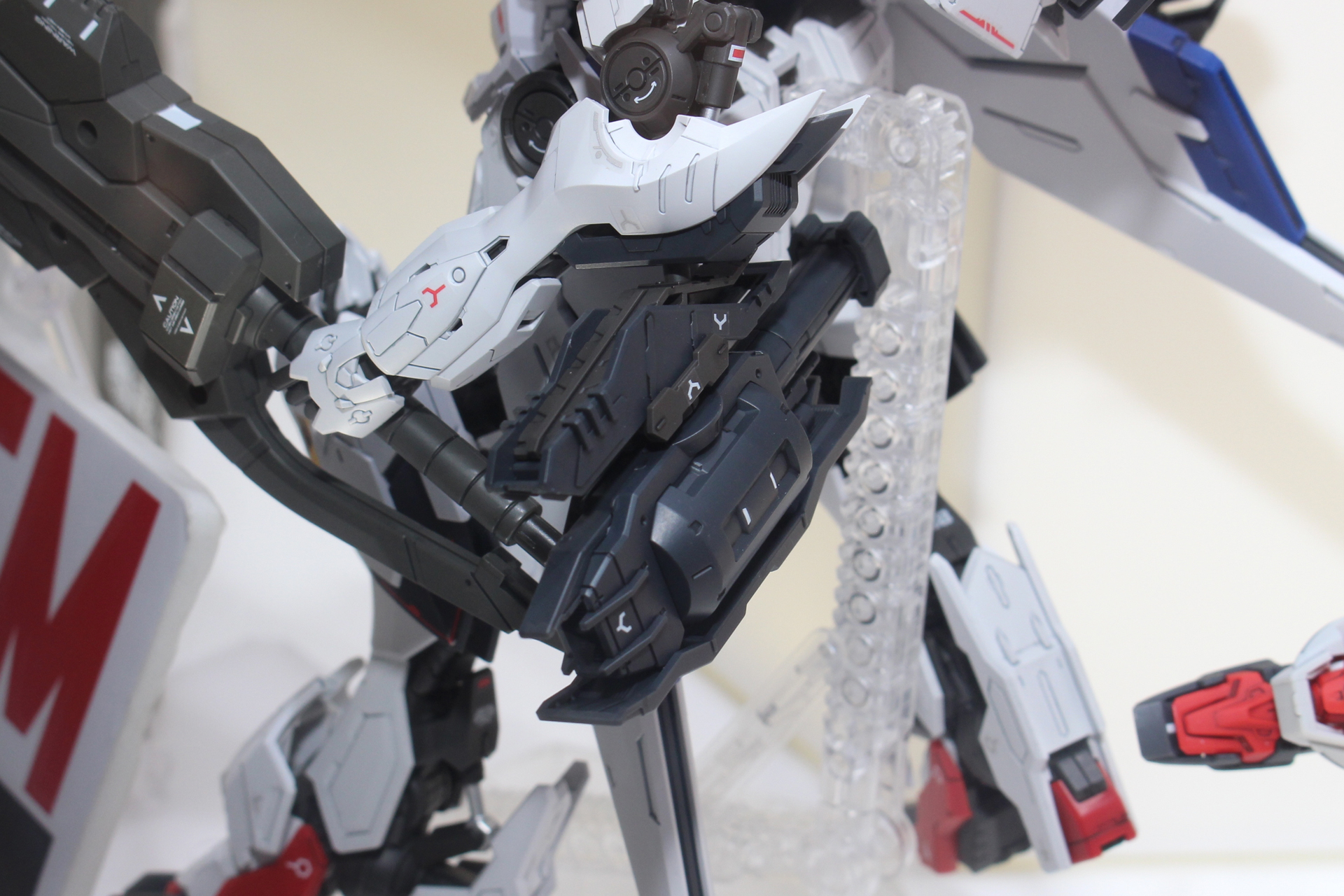 こちらは腕部ロケット砲。左右2つを用意