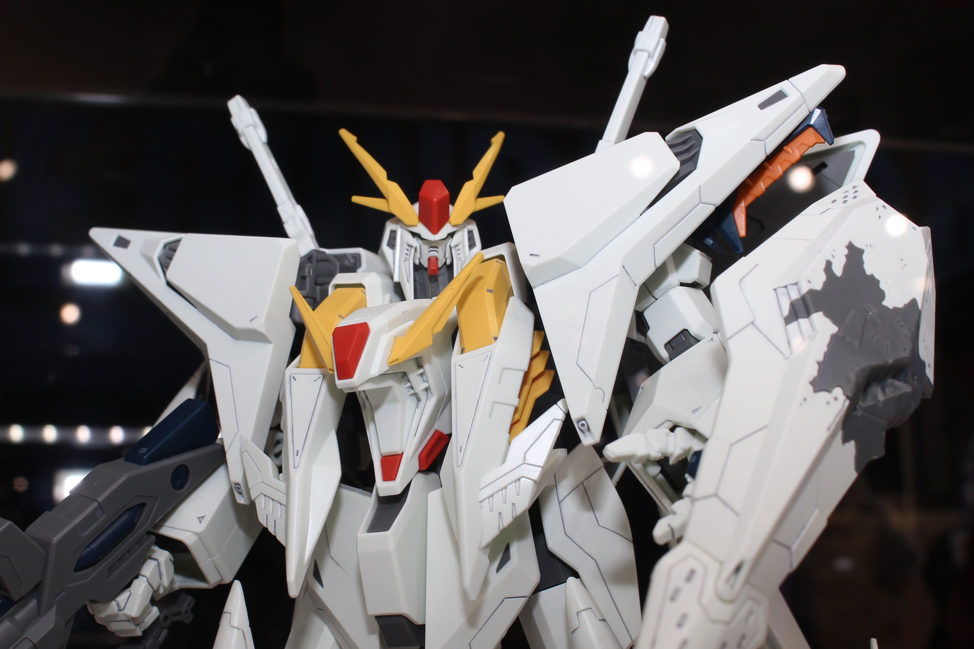 一部のパーツを新規に追加／変更した「HGUC 1/144 Ξガンダム」のリデコレーション版と言える仕様だ