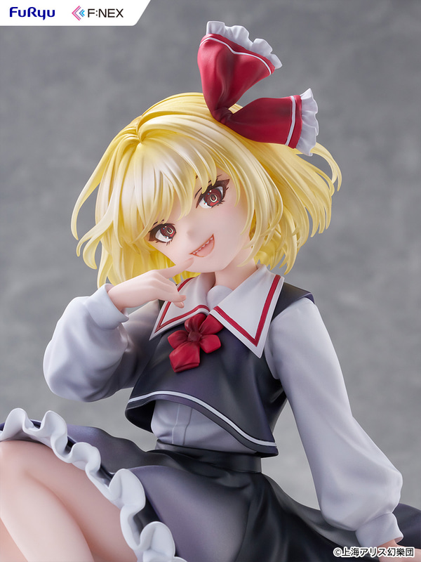 にっこりと笑う口元から覗く小さなギザ歯が、少女のようなあどけなさに潜む、妖怪としての狂気を感じさせる