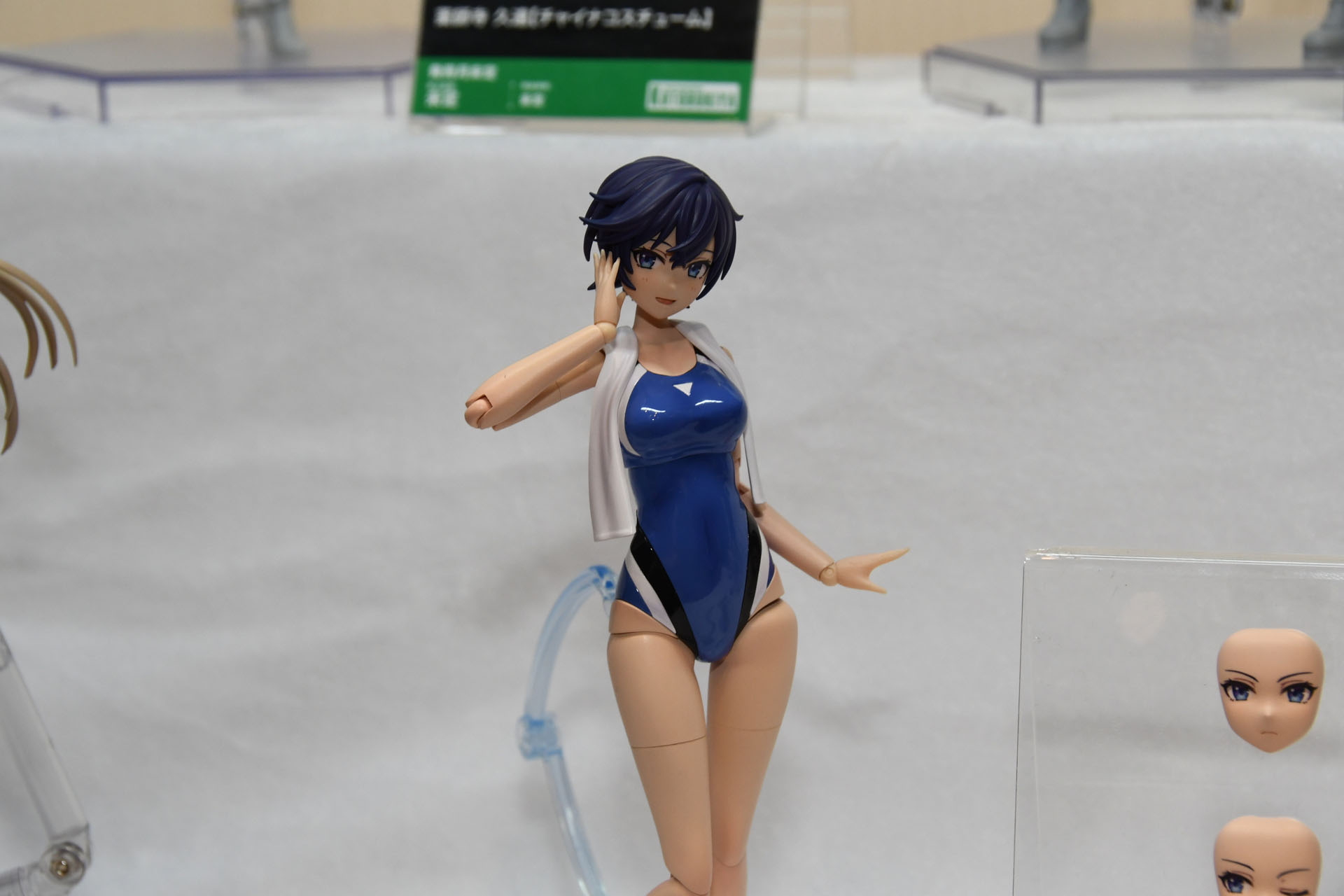 展示されている彩色見本では、クリアで仕上げられたつやつやの光沢を放つ水着となっているが、商品では金型を磨き上げることで成型でのつや感にこだわるという