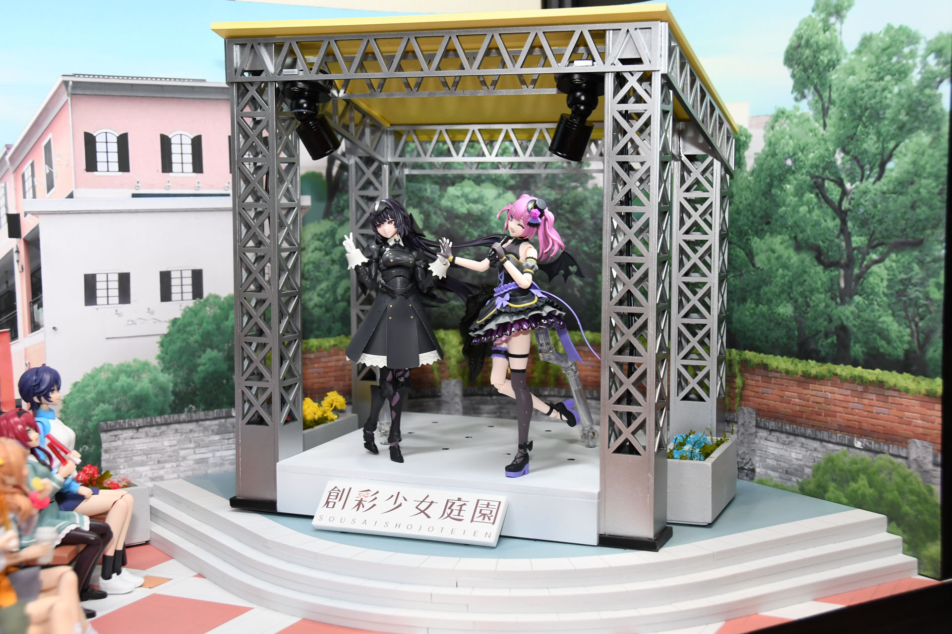 学園祭でのステージ。熱心なファン、そうでもない人、応援のスタンスにも違いがあり、各キャラクターの個性がしっかり感じられるこだわりのディスプレイだ