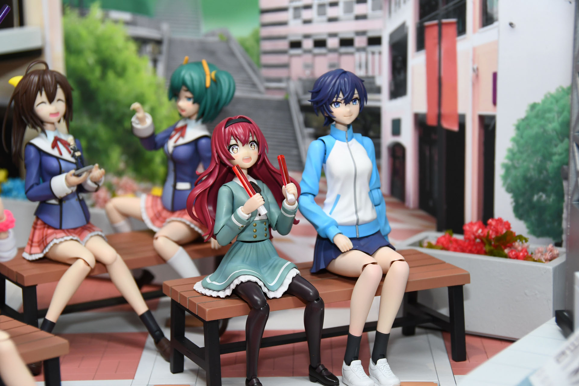 学園祭でのステージ。熱心なファン、そうでもない人、応援のスタンスにも違いがあり、各キャラクターの個性がしっかり感じられるこだわりのディスプレイだ