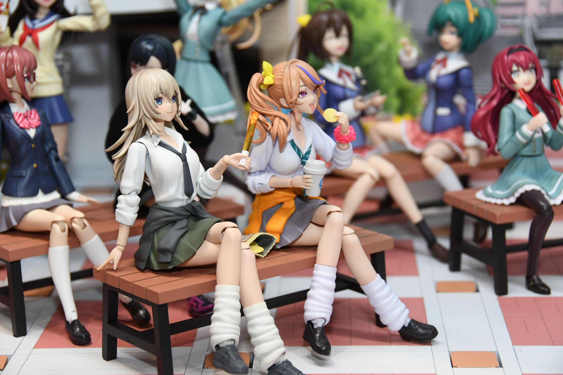 学園祭でのステージ。熱心なファン、そうでもない人、応援のスタンスにも違いがあり、各キャラクターの個性がしっかり感じられるこだわりのディスプレイだ