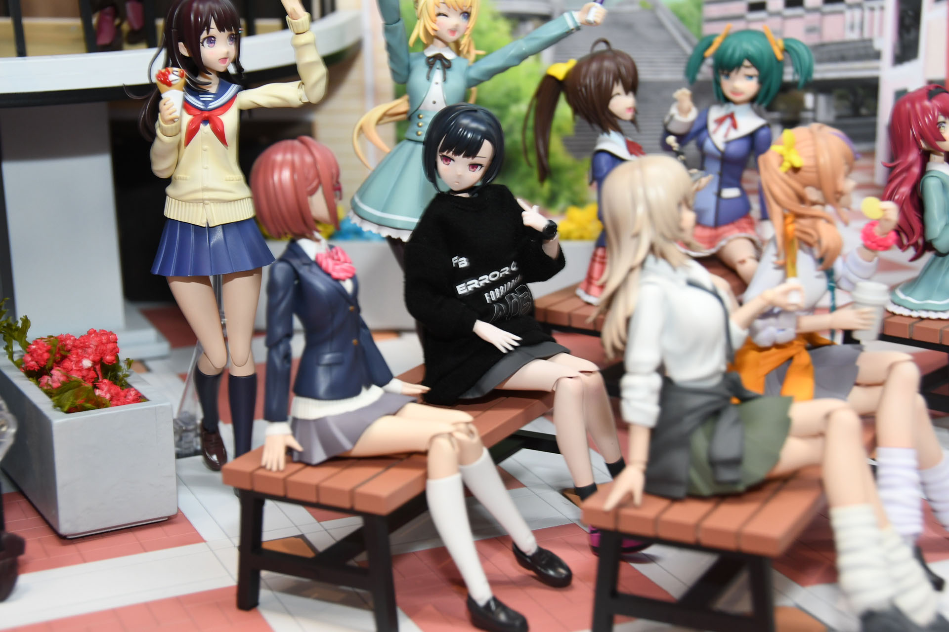 学園祭でのステージ。熱心なファン、そうでもない人、応援のスタンスにも違いがあり、各キャラクターの個性がしっかり感じられるこだわりのディスプレイだ