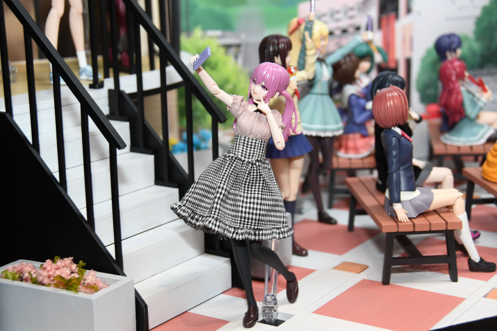 学園祭でのステージ。熱心なファン、そうでもない人、応援のスタンスにも違いがあり、各キャラクターの個性がしっかり感じられるこだわりのディスプレイだ