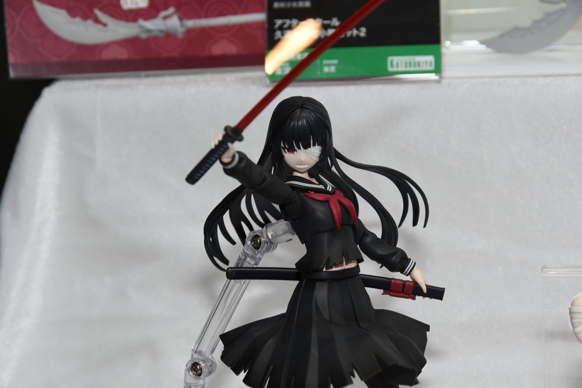 漆黒の髪もこだわりの成型色だ
