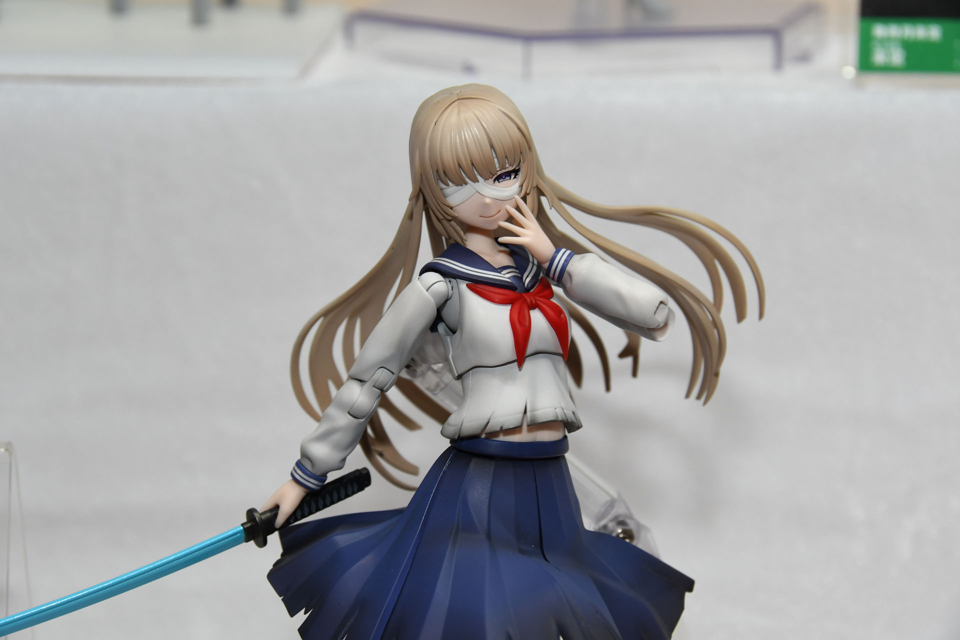 ポーズや表情で真里亞とは全く別のキャラクターであることを演出できる