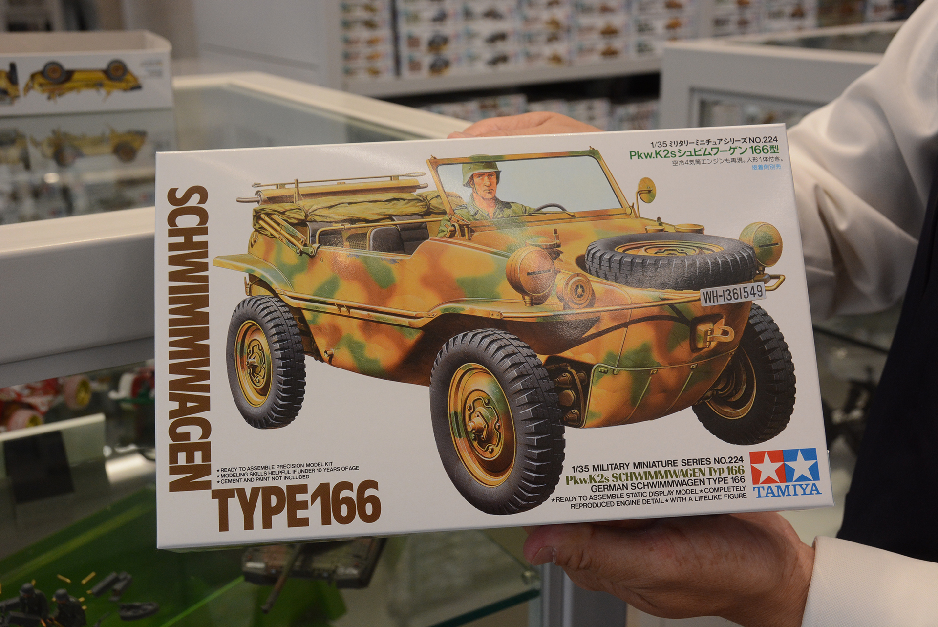 こちらが以前から発売されている「1/35 Pkw.K2s シュビムワーゲン 166型」。武装が少なくシンプルだ。舗装路での走行に適したタイヤを装備