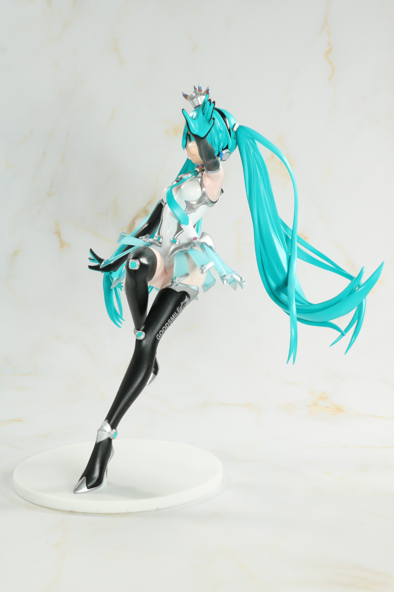 近未来感のある衣装にシグナルのようなデカールが映える