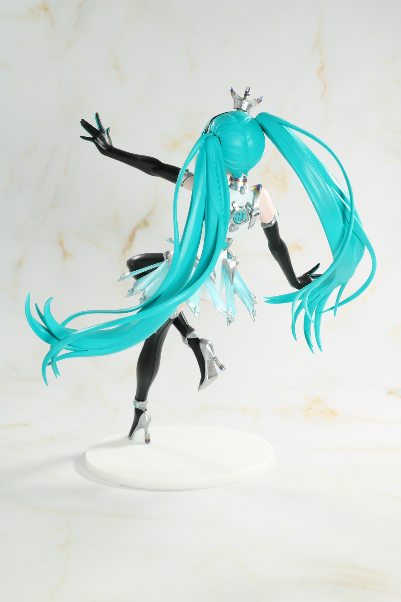 近未来感のある衣装にシグナルのようなデカールが映える