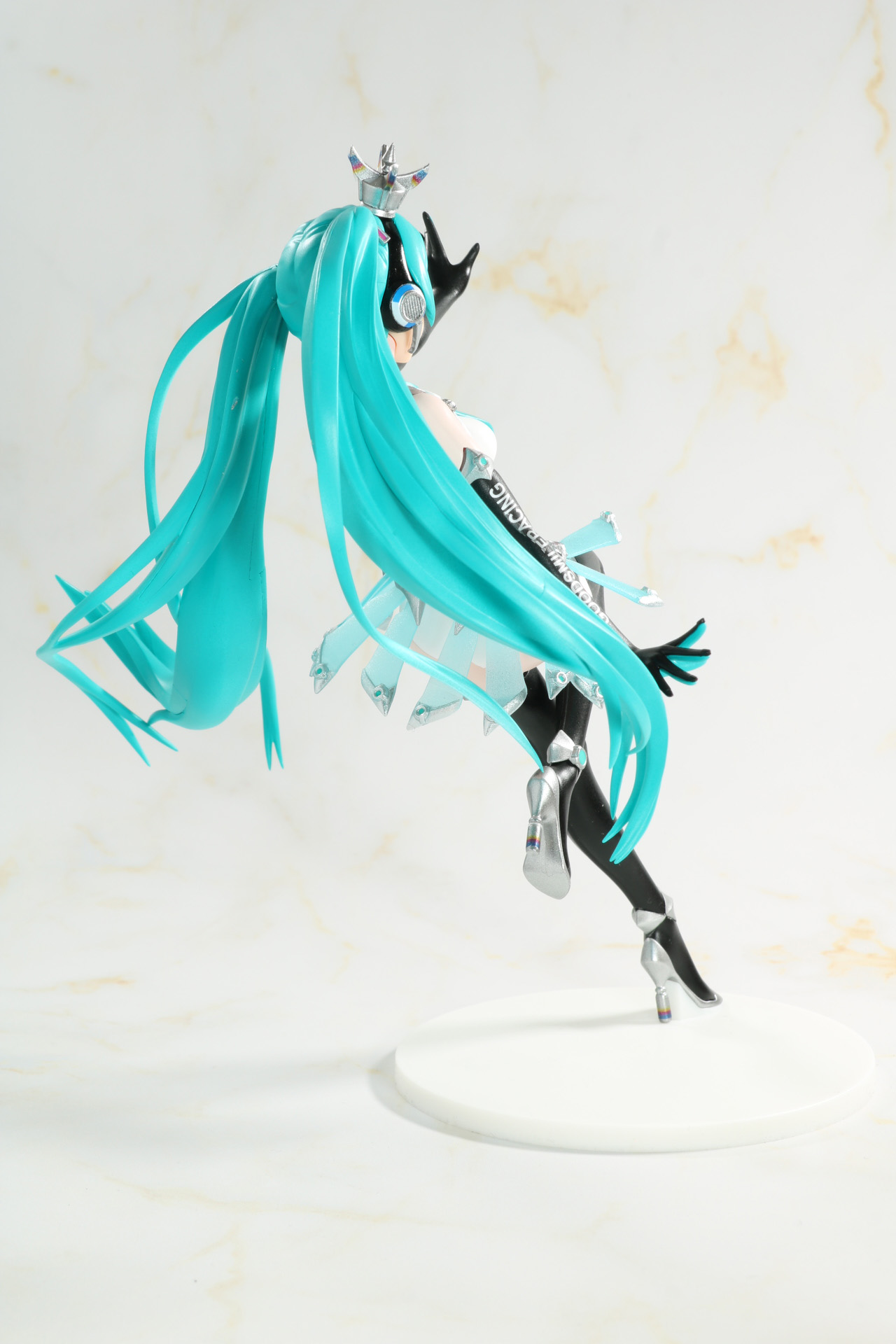 近未来感のある衣装にシグナルのようなデカールが映える