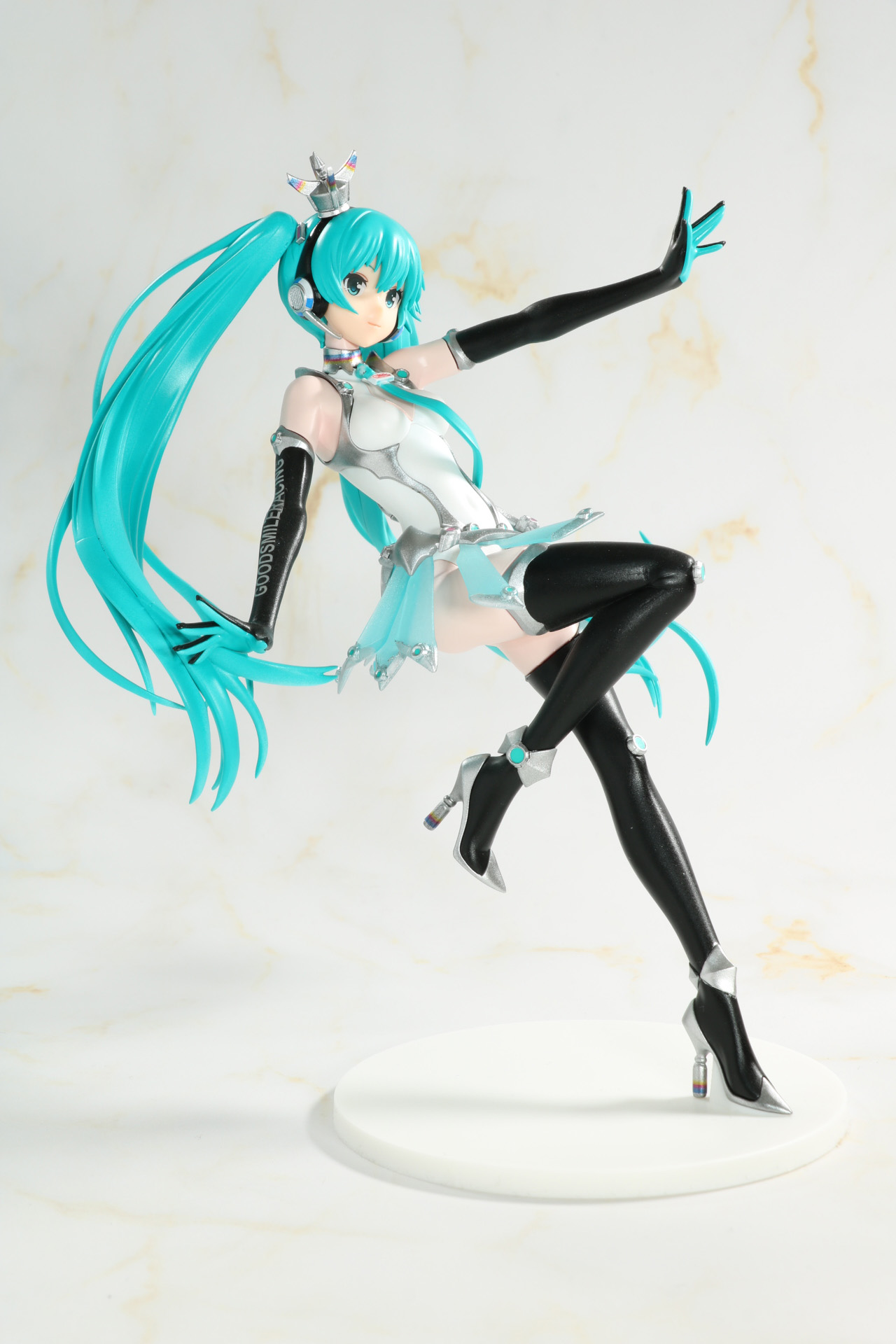 近未来感のある衣装にシグナルのようなデカールが映える