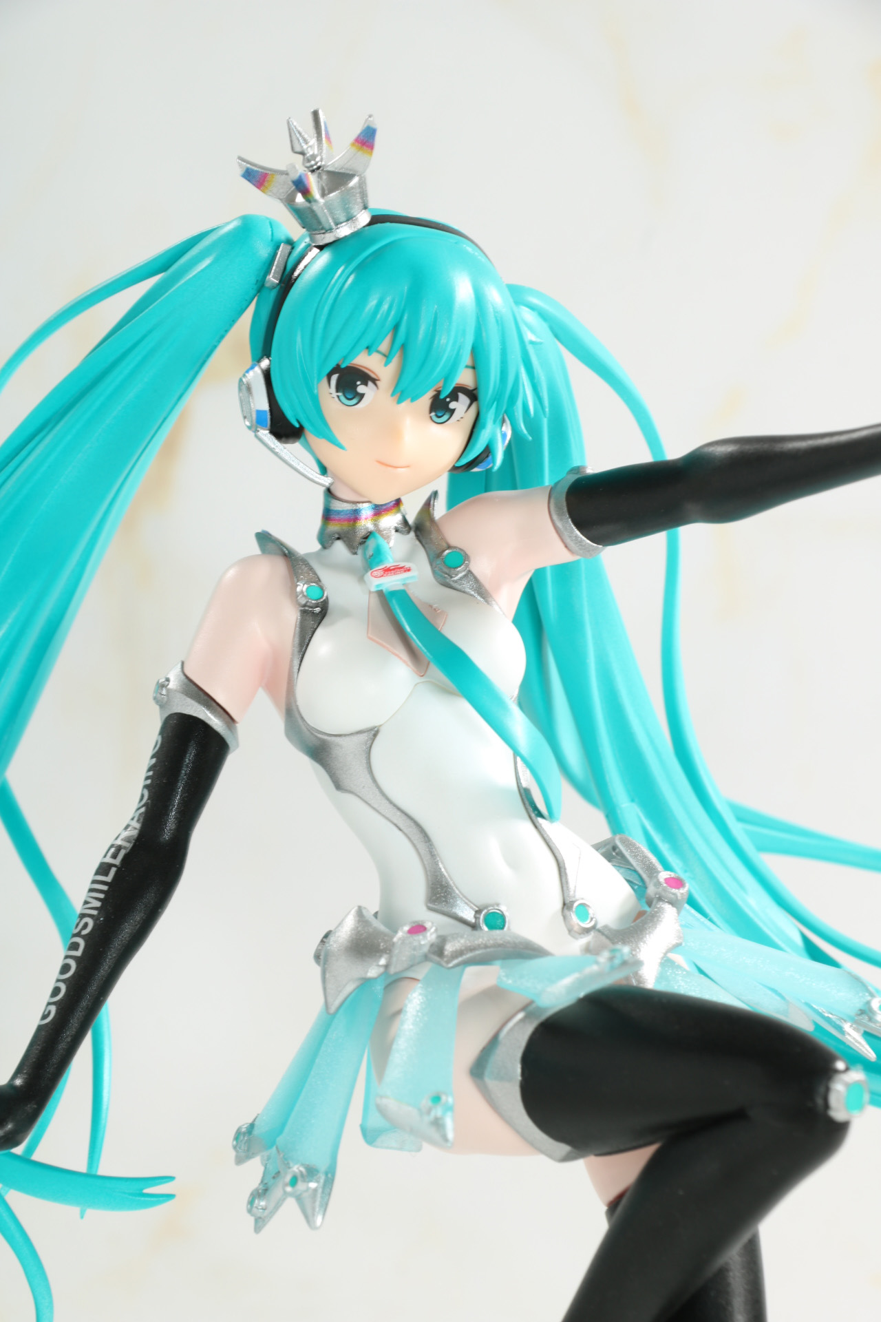 近未来感のある衣装にシグナルのようなデカールが映える