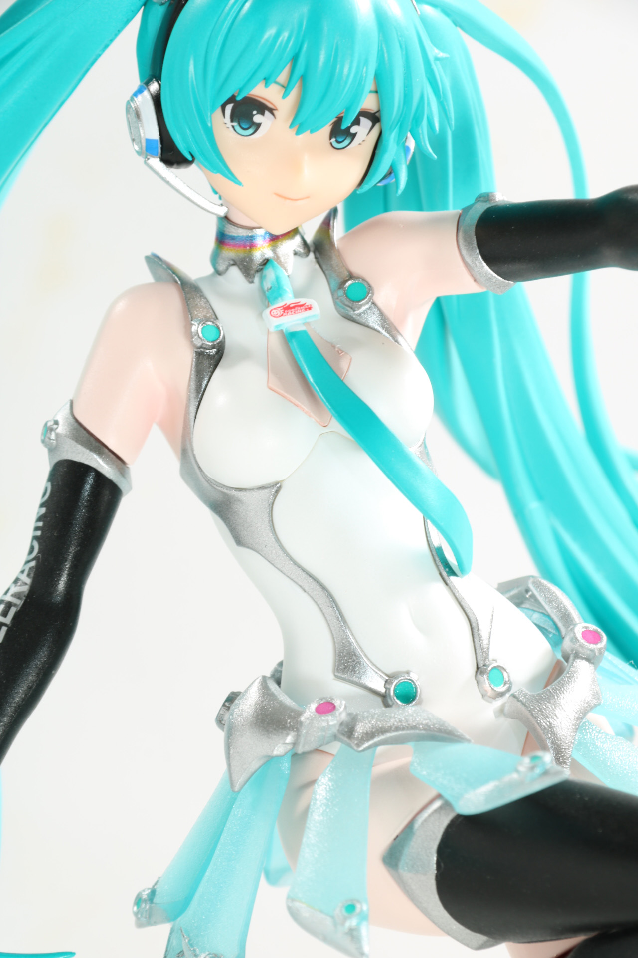 衣装のつや消しと光沢のトップコートで質感の違いがより強く出ている