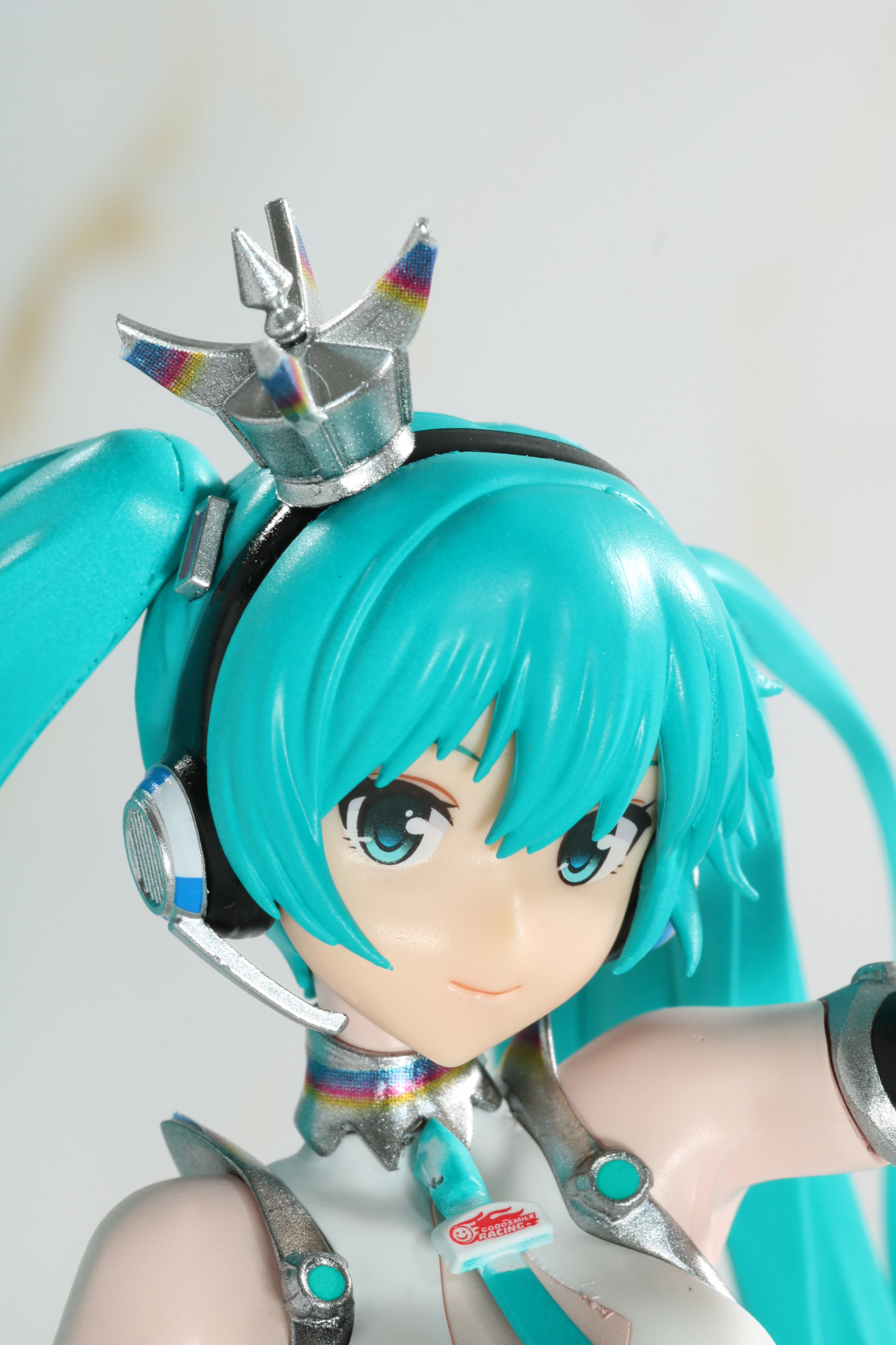 ヘッドセットの王冠や首元の鮮やかなグラデーションはデカールで表現