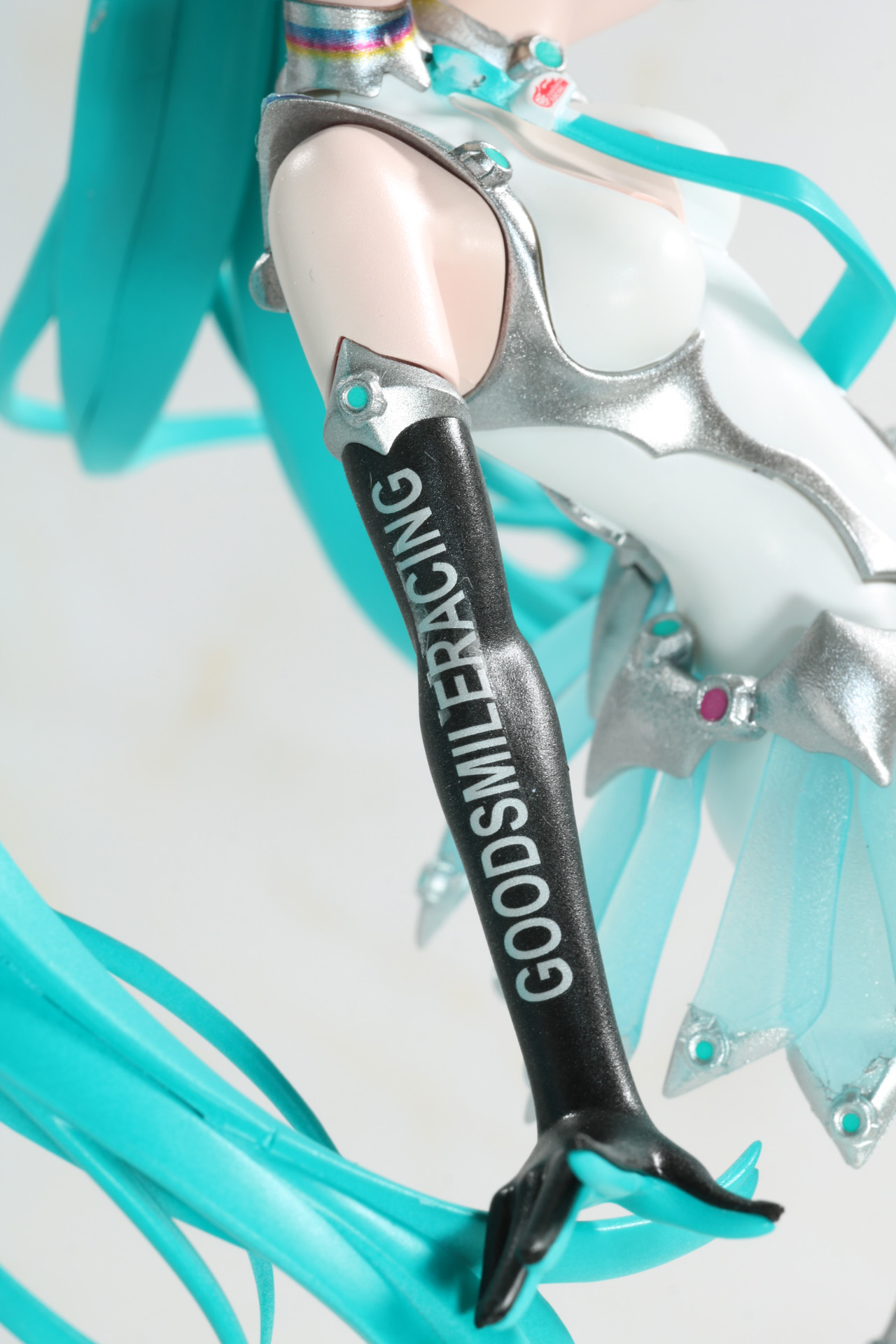 右腕の「GOODSMILE RACING」のプリントはデカールで再現