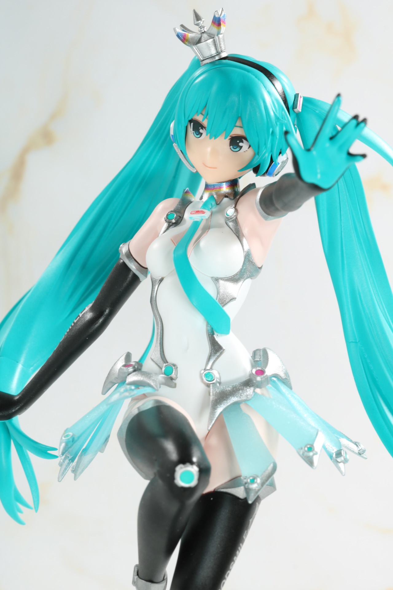 合わせ目が消えたことでより滑らかな脚線美が表現されている