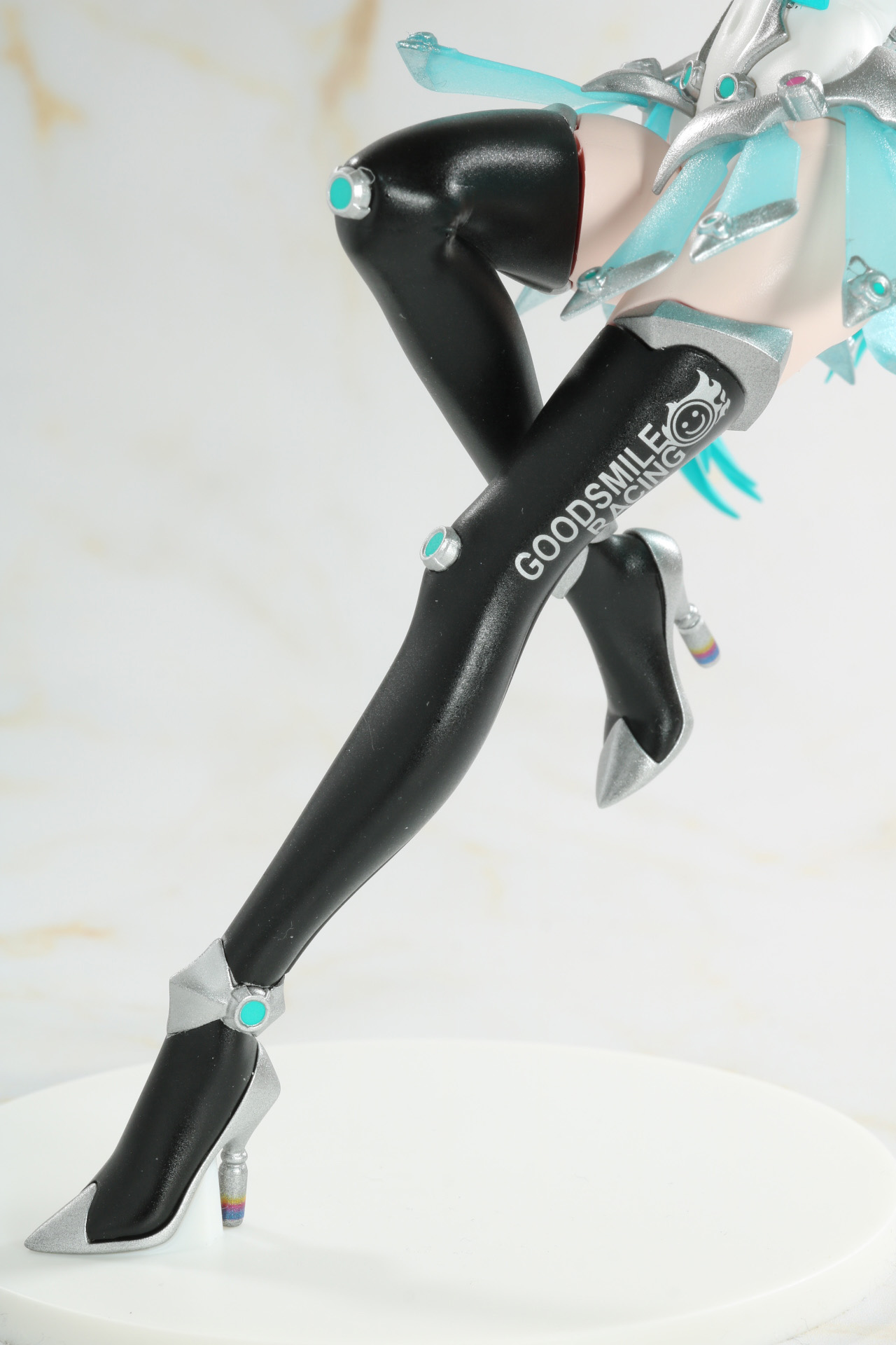 合わせ目が消えたことでより滑らかな脚線美が表現されている